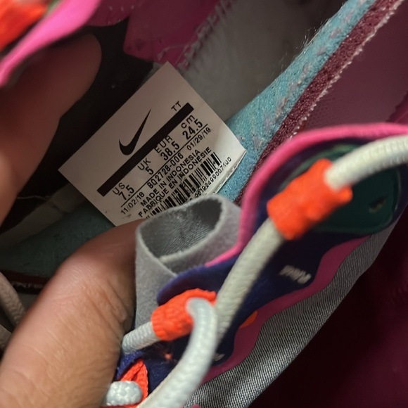 Nike react GORGEOUS!! athletic sneakers - Picture 9 of 9